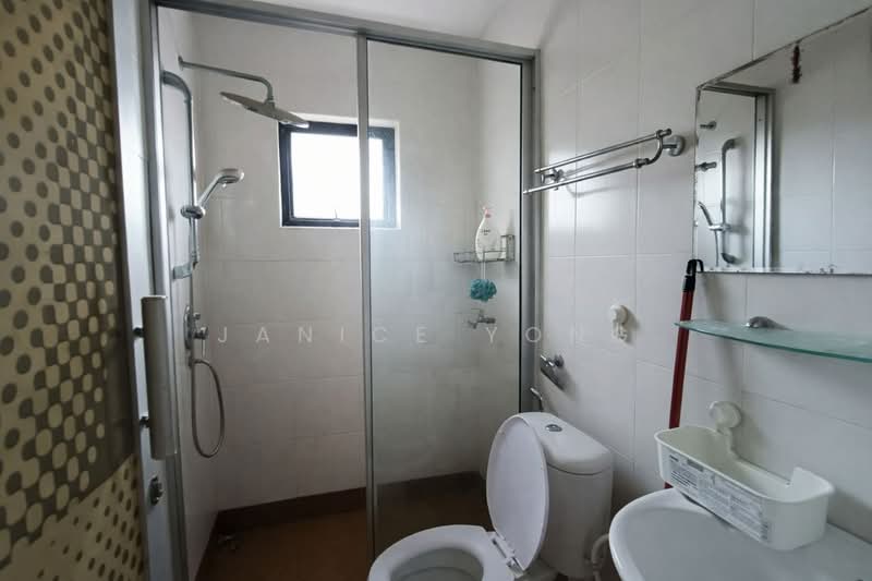 Rumah Berkembar untuk Disewa di Taman Kolam Air (Johor Bahru) - Janice Yong - Bathroom - PropertyGuru.com.my