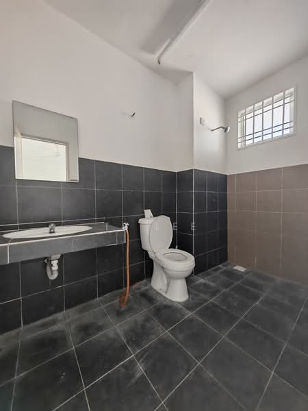 2-storey Terraced House for Sale in Bandar Springhill (Port Dickson) - TF Lee - Bathroom - PropertyGuru.com.my