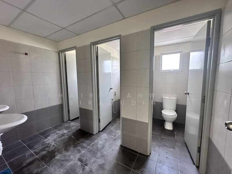 Factory for Rent in Rawang (Selangor) - Khairil Anwar Sirajudin - Bathroom - PropertyGuru.com.my
