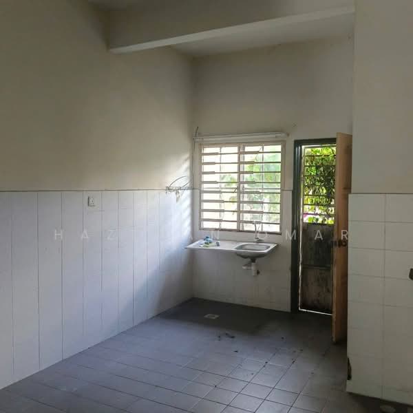 2-storey Terraced House for Sale in Bandar Putera 2 (Klang) - Hazeman Omar - Kitchen - PropertyGuru.com.my