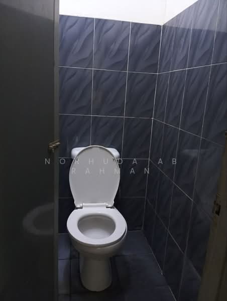 Rumah Teres 1.5 Tingkat untuk Dijual di Taman Serdang Jaya (Seri Kembangan) - Norhuda Ab Rahman - Bathroom - PropertyGuru.com.my