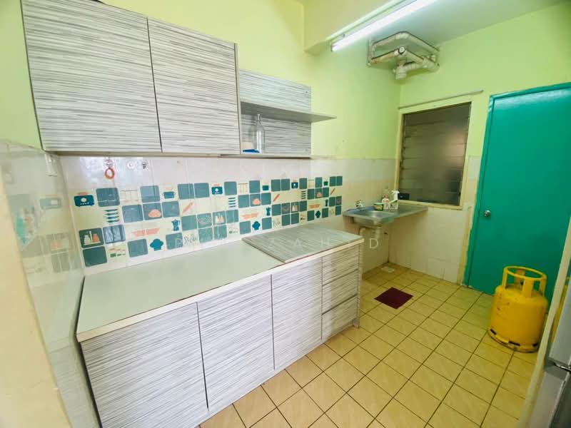 Pangsapuri untuk Dijual di Desaminium Flora - Pit Zahid - Kitchen - PropertyGuru.com.my