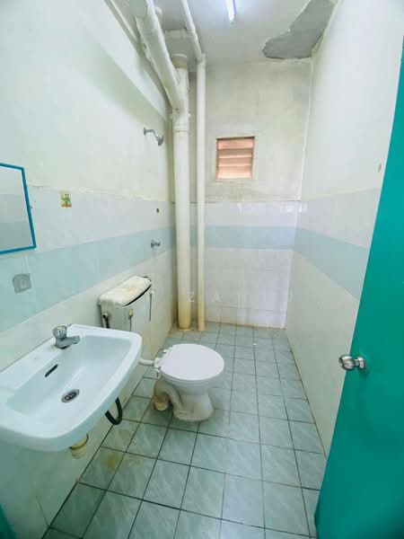 Pangsapuri untuk Dijual di Desaminium Flora - Pit Zahid - Bathroom - PropertyGuru.com.my