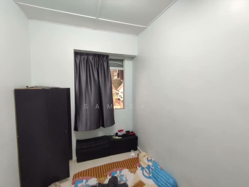 Rumah Teres 2 Tingkat untuk Dijual di Taman Kluang Indah (Kluang) - Sam Bro - Bedroom - PropertyGuru.com.my