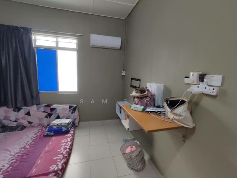 Rumah Teres 2 Tingkat untuk Dijual di Taman Kluang Indah (Kluang) - Sam Bro - Bedroom - PropertyGuru.com.my