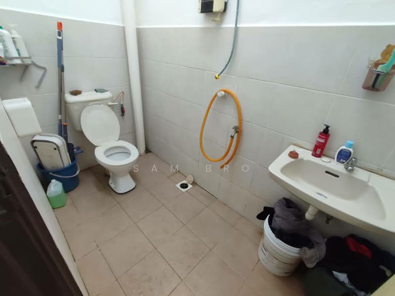Rumah Teres 2 Tingkat untuk Dijual di Taman Kluang Indah (Kluang) - Sam Bro - Bathroom - PropertyGuru.com.my