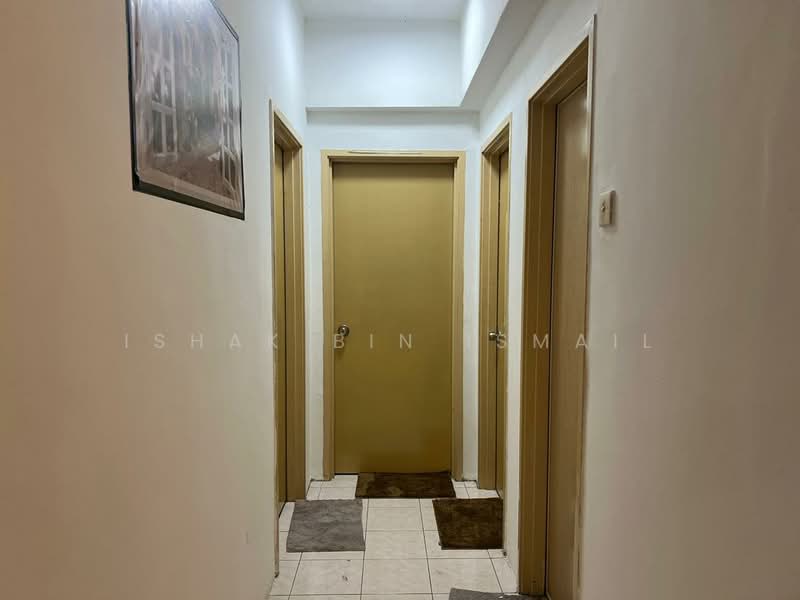 Pangsapuri untuk Dijual di Vista Seri Putra - Ishak Bin Ismail - Corridor - PropertyGuru.com.my