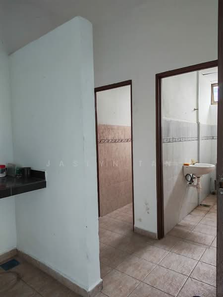 Semi-D Factory for Rent in Taman Desa Cemerlang (Ulu Tiram) - Jaslyn Tan - Bathroom - PropertyGuru.com.my