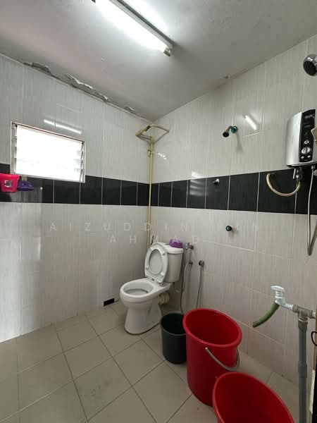 Flat for Rent at PKNS Flat Seksyen 1 - Aizuddin bin Ahmad - Bathroom - PropertyGuru.com.my