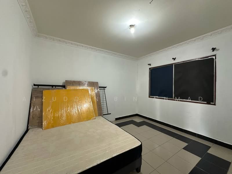 Flat for Rent at PKNS Flat Seksyen 1 - Aizuddin bin Ahmad - Bedroom - PropertyGuru.com.my