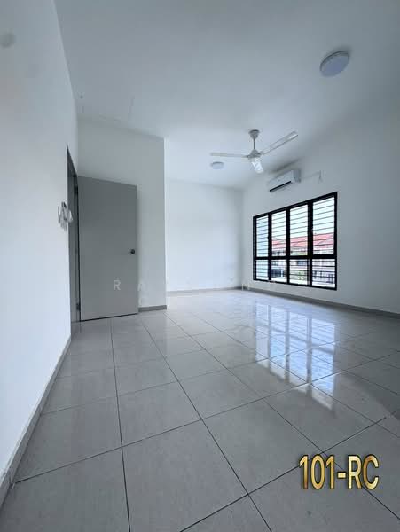 2-storey Terraced House for Sale in Setia Utama (Setia Alam) - Raymond Cheng - Living Room - PropertyGuru.com.my