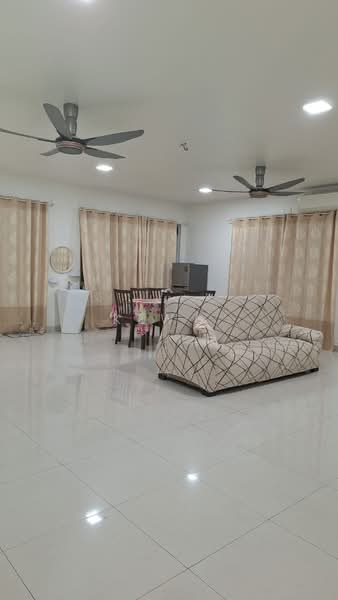 Kondominium untuk Disewa di Suasana Lumayan - Kew . - Living Room - PropertyGuru.com.my