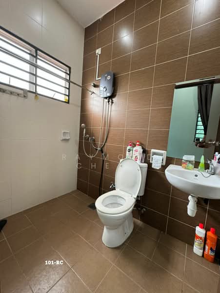 Rumah Teres untuk Dijual di Bandar Puteri Klang (Klang) - Raymond Cheng - Bathroom - PropertyGuru.com.my