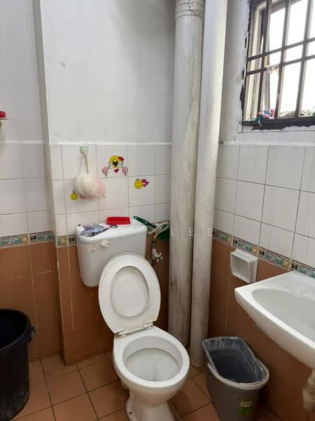 Pangsapuri untuk Dijual di Putri Ria Apartment - May Lee - Bathroom - PropertyGuru.com.my