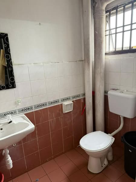 Pangsapuri untuk Dijual di Putri Ria Apartment - May Lee - Bathroom - PropertyGuru.com.my
