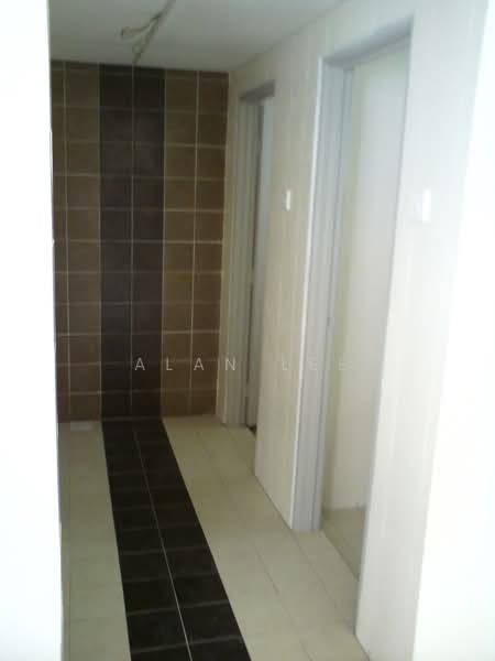Shop / Office for Sale in Bandar Putra Permai (Seri Kembangan) - Alan Lee - Corridor - PropertyGuru.com.my
