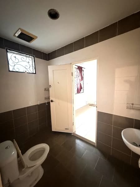 Semi-Detached House for Sale in Taman Intanova (Teluk Intan) - Kelvin Foo - Bathroom - PropertyGuru.com.my