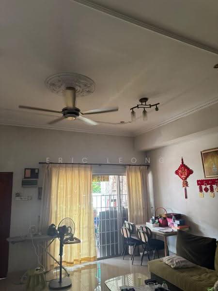 Rumah Teres 2-Tingkat untuk Dijual di Taman Serdang Raya (Seri Kembangan) - Eric Leong - Living Room - PropertyGuru.com.my