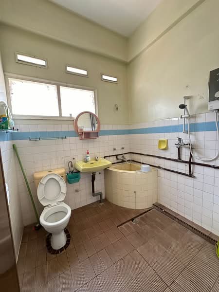 Semi-Detached House for Sale in Taman Mayfair (Klebang) - Tim Piong - Bathroom - PropertyGuru.com.my