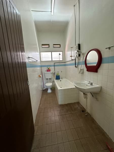 Semi-Detached House for Sale in Taman Mayfair (Klebang) - Tim Piong - Bathroom - PropertyGuru.com.my