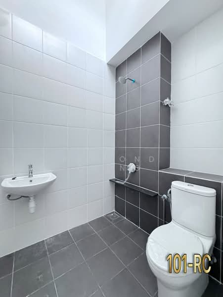 2-storey Terraced House for Sale in Setia Utama (Setia Alam) - Raymond Cheng - Bathroom - PropertyGuru.com.my