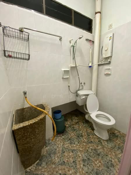 Pangsapuri untuk Dijual di Taman Sri Bunga - Hong . - Bathroom - PropertyGuru.com.my