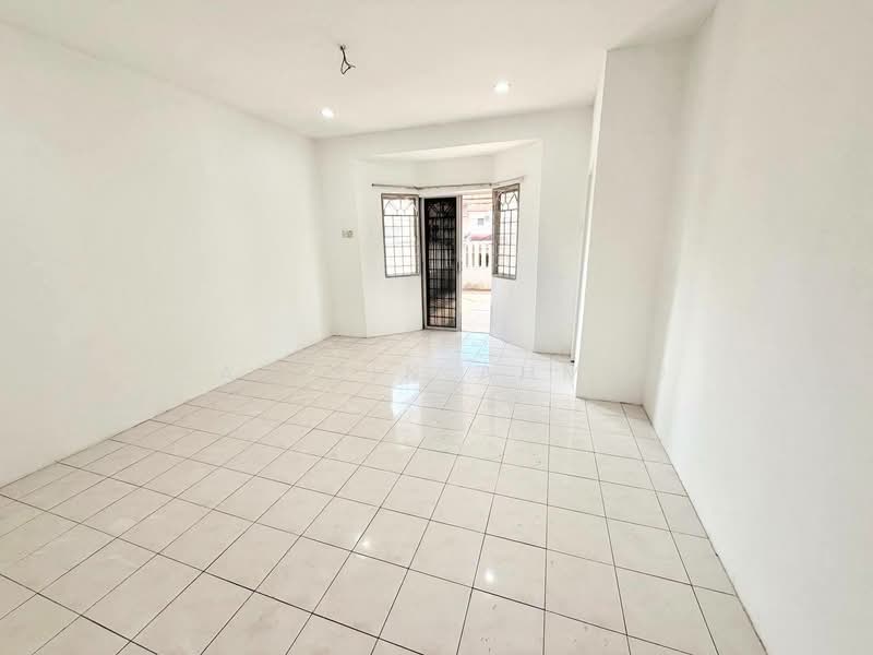 2-storey Terraced House for Sale in Kota Perdana (Seri Kembangan) - Sabirin Ahmad - Living Room - PropertyGuru.com.my