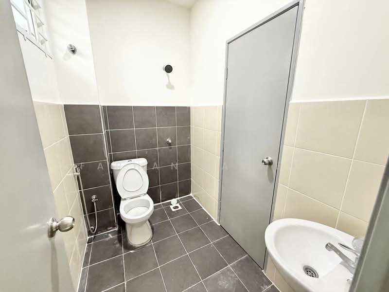 Terraced House for Sale in Port Dickson (Negeri Sembilan) - Farhan Rafael - Bathroom - PropertyGuru.com.my