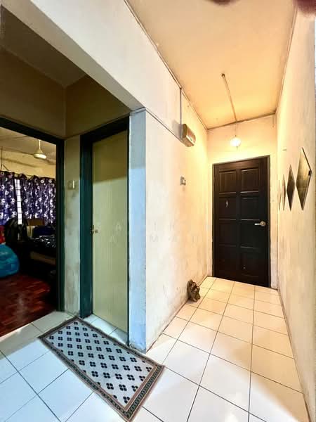 Pangsapuri untuk Dijual di Seraya Apartments - Sabirin Ahmad - Entrance - PropertyGuru.com.my