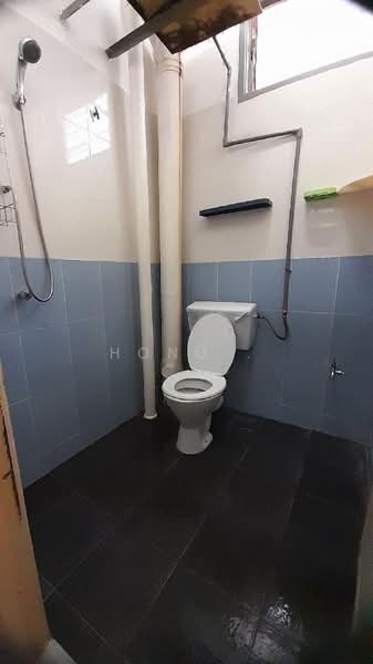 Pangsapuri untuk Dijual di Desa Bistari - Hong . - Bathroom - PropertyGuru.com.my