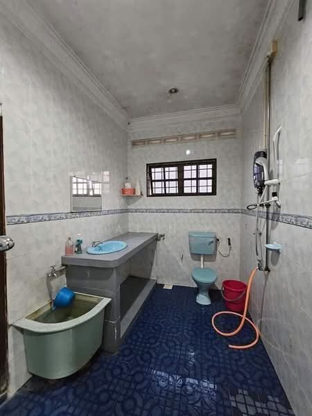 Rumah Banglo untuk Dijual di Kampung Jambu (Taiping) - Fatin . - Bathroom - PropertyGuru.com.my