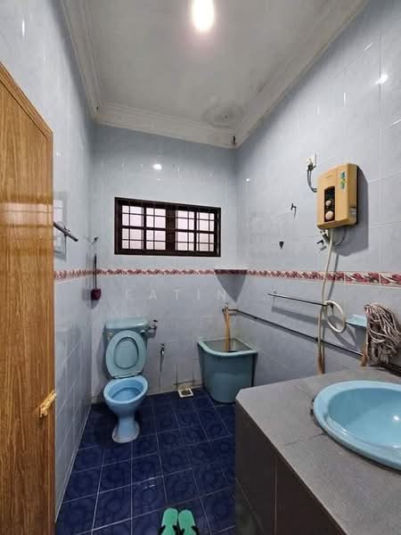 Rumah Banglo untuk Dijual di Kampung Jambu (Taiping) - Fatin . - Bathroom - PropertyGuru.com.my