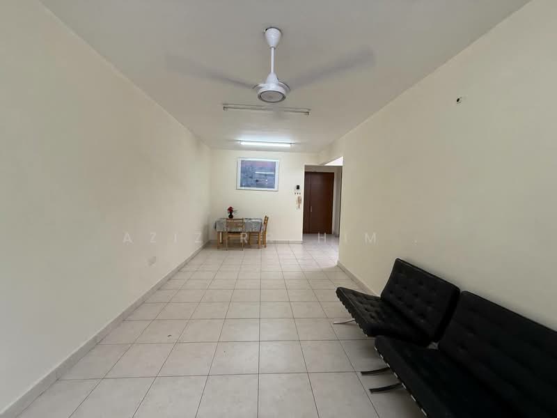 Kondominium untuk Dijual di Cyberia Smart Homes - Azizirrahim . - Living Room - PropertyGuru.com.my