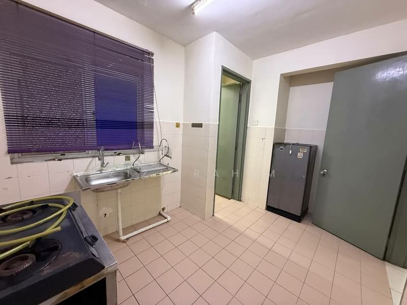 Kondominium untuk Dijual di Cyberia Smart Homes - Azizirrahim . - Kitchen - PropertyGuru.com.my