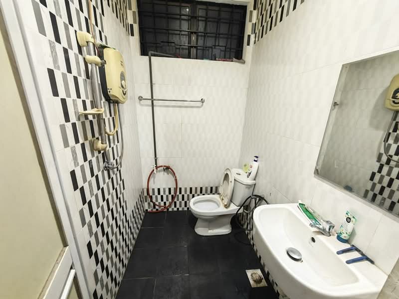 Rumah Banglo untuk Dijual di Bandar Rinching (Semenyih) - Mohd Aizat Saiful Bahri - Bathroom - PropertyGuru.com.my