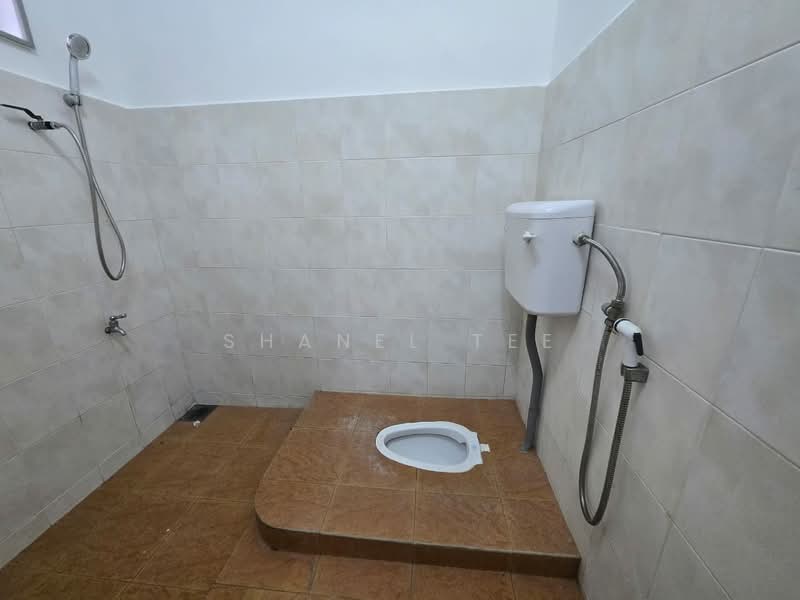 Rumah Teres 2 Tingkat untuk Dijual di Taman Sri Kluang (Kluang) - Shanel Tee - Bathroom - PropertyGuru.com.my