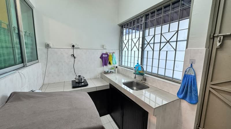 1.5-storey Terraced House for Sale in Taman Gaya (Ulu Tiram) - Carson . - Kitchen - PropertyGuru.com.my