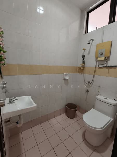 Rumah Teres 2 Tingkat untuk Disewa di Taman Kulai Utama (Kulai) - Danny See - Bathroom - PropertyGuru.com.my