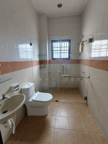Rumah Teres 2 Tingkat untuk Disewa di Taman Kulai Utama (Kulai) - Danny See - Bathroom - PropertyGuru.com.my