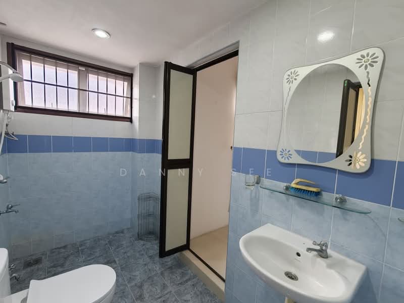Rumah Teres 2 Tingkat untuk Disewa di Taman Kulai Utama (Kulai) - Danny See - Bathroom - PropertyGuru.com.my