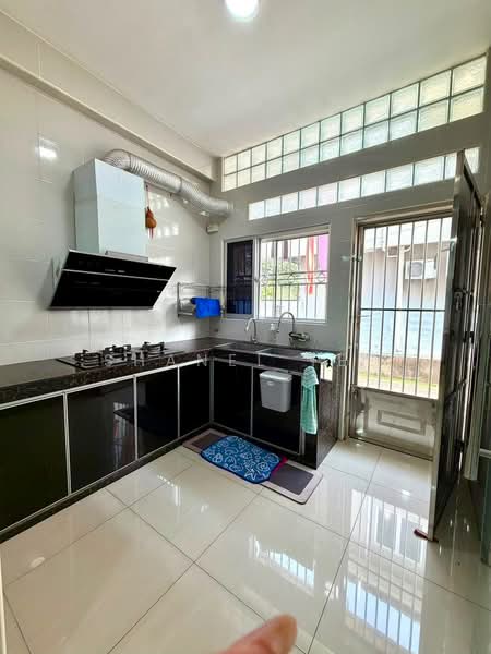 Rumah Teres 2 Tingkat untuk Dijual di Taman Kluang Barat (Kluang) - Shanel Tee - Kitchen - PropertyGuru.com.my