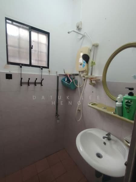 Rumah Teres 2 Tingkat untuk Dijual di Anjung Bercham Megah (Ipoh) - Datuk Lee Heng - Bathroom - PropertyGuru.com.my