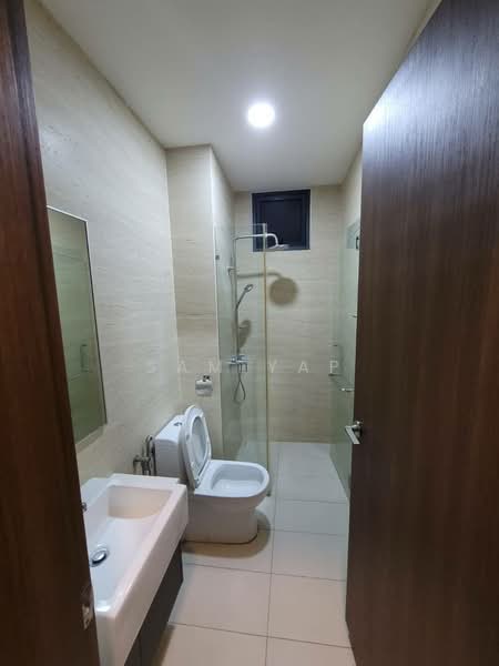 Servis Apartment untuk Disewa di Crescent Bay Suites (Teluk Bayu) - Sam Yap - Bathroom - PropertyGuru.com.my