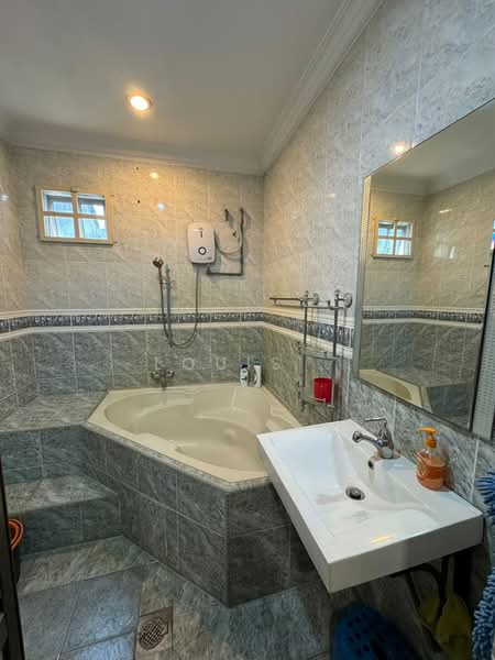 Rumah Teres untuk Dijual di Bandar Kinrara Seksyen 5 (Bandar Kinrara) - Louis . - Bathroom - PropertyGuru.com.my