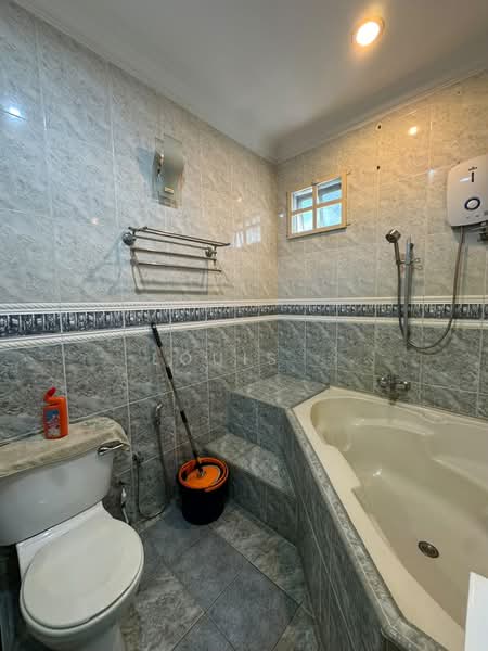 Rumah Teres untuk Dijual di Bandar Kinrara Seksyen 5 (Bandar Kinrara) - Louis . - Bathroom - PropertyGuru.com.my