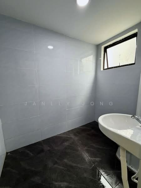 Flat for Sale at Flat Bandar Selesa Jaya @ Jalan Silat Gayong - Janlly Jong - Bathroom - PropertyGuru.com.my