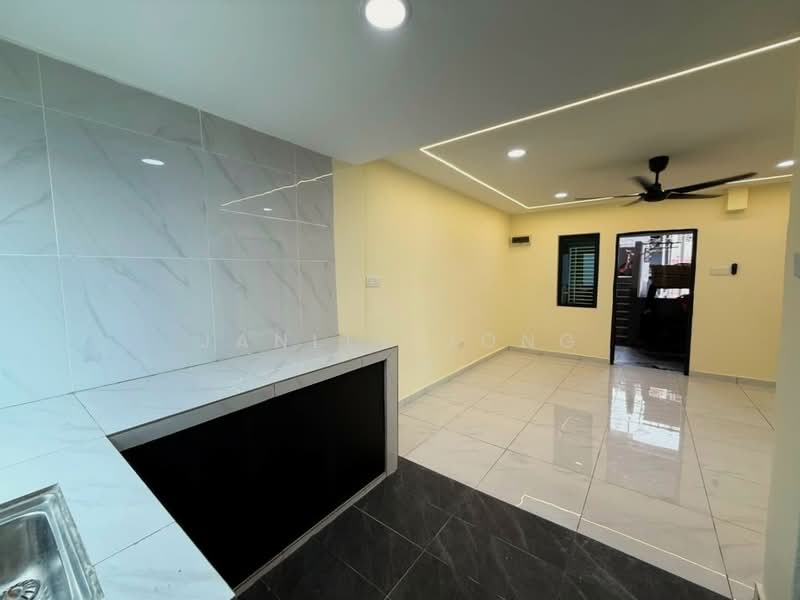 Flat for Sale at Flat Bandar Selesa Jaya @ Jalan Silat Gayong - Janlly Jong - Kitchen - PropertyGuru.com.my