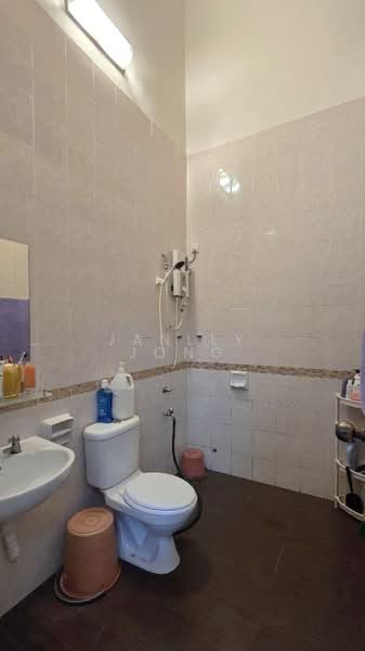 1-storey Terraced House for Sale in Taman Seri Austin (Tebrau) - Janlly Jong - Bathroom - PropertyGuru.com.my