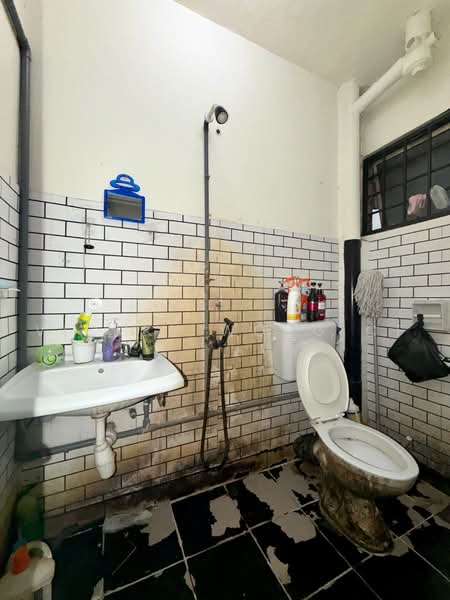 Pangsapuri untuk Dijual di Pandan Terrace Apartment - Vickky Wong CF - Bathroom - PropertyGuru.com.my