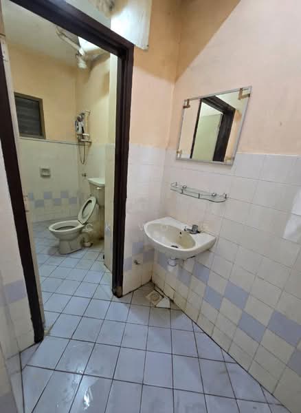 Kondominium untuk Dijual di Menara Alpha - CK Wong - Bathroom - PropertyGuru.com.my